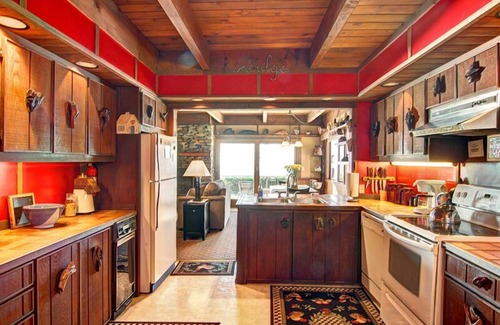 Philo House | Oceanfront Vacation Home - Spectacular Views; Hot Tub; Wi-Fi.