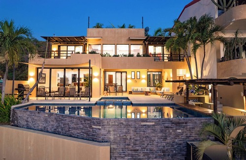 Crucecita Villa | Oceanfront Villa with Infinity Pool & Swim-Up Bar