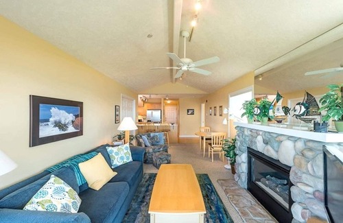 Depoe Bay Condo | Oceanfront, Whale Watching, Pool - Whalers Loft