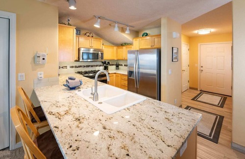 Depoe Bay Condo | Oceanfront, Whale Watching, Pool - Whalers Loft