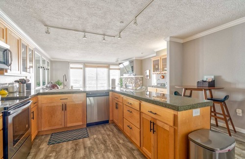 Depoe Bay Condo | Oceanfront, Whale Watching, Pool | Thundering Sea