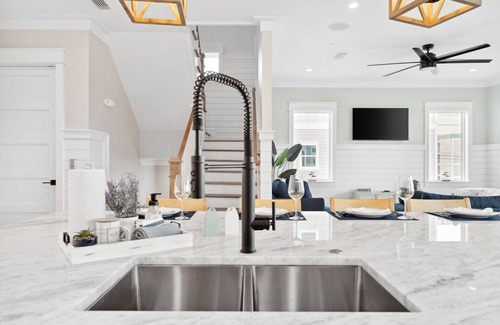 Bid-a-wee Beach House | OceanPearl- Private Heated Pool- 5 min walk to the beach!