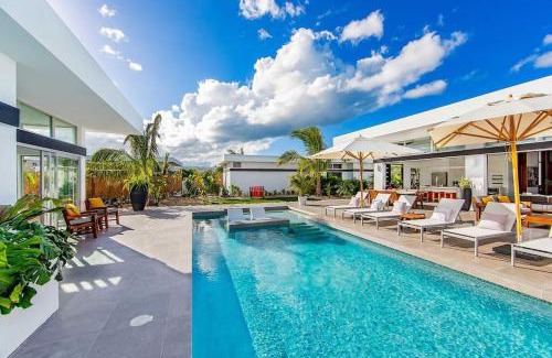 Long Bay Hills Villa | Oceanside 4 Bedroom Luxury Villa with Private Pool, 500ft from Long Bay Beach -V10