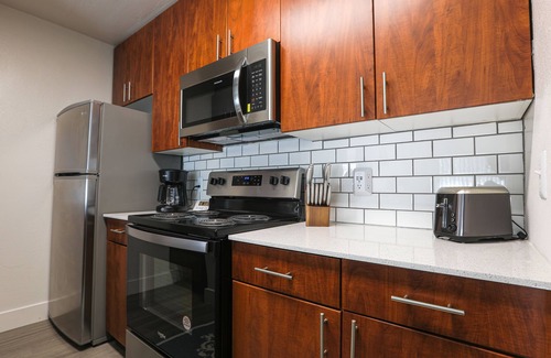 Ivey Ranch - Rancho Del Oro Apartment | Oceanside Beach style Two bedroom huge Pool & hot tubs King bed No cleaning fee