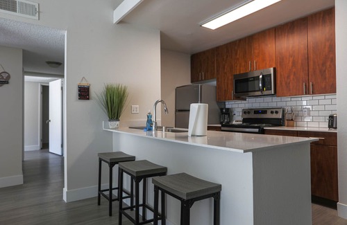 Ivey Ranch - Rancho Del Oro Apartment | Oceanside Beach style Two bedroom huge Pool & hot tubs King bed No cleaning fee