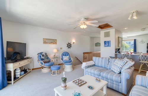 Sea Acres Condo | Oceanside condo in Duck with community pool & 2 en suites!