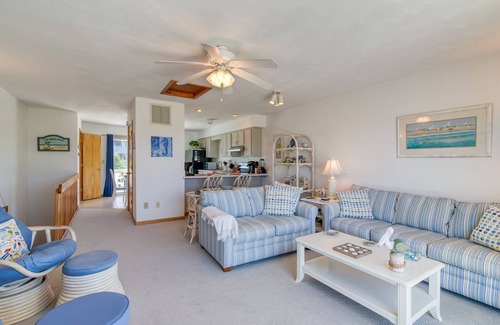 Sea Acres Condo | Oceanside condo in Duck with community pool & 2 en suites!