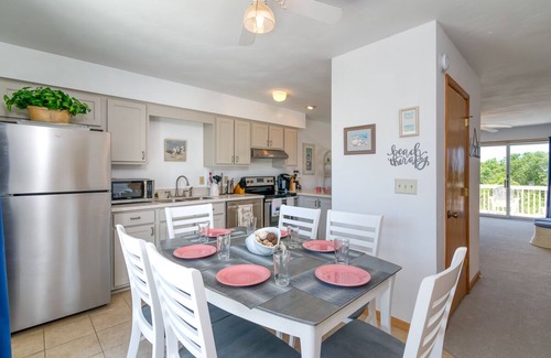 Sea Acres Condo | Oceanside condo in Duck with community pool & 2 en suites!