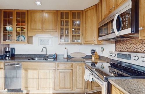 Bodega Bay Cottage | Oceanside Home Short Walk to Two Beaches w/Free WiFi, Private Hot Tub, & Deck