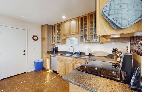 Bodega Bay Cottage | Oceanside Home Short Walk to Two Beaches w/Free WiFi, Private Hot Tub, & Deck