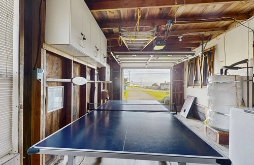 Bodega Bay Cottage | Oceanside Home Short Walk to Two Beaches w/Free WiFi, Private Hot Tub, & Deck