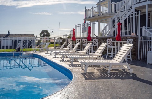 Hampton Hotel | Oceanside queen room with lounge area!
