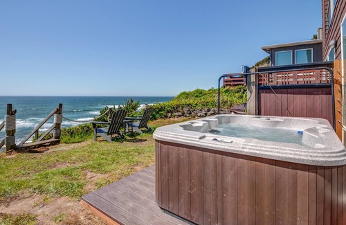 Logsden Apartment | Oceanview 2Bed with Jacuzzi & Dog-Friendly