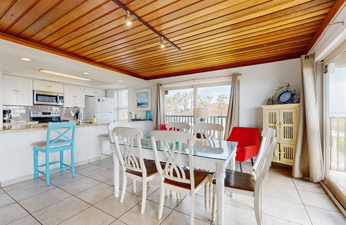 South Padre Island Condo | Oceanview Condo with Shared Pool Near Beach, Restaurants, Schlitterbahn