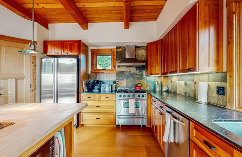 Sea Ranch House | Oceanview Home with Two Decks & Full Kitchen - Walk to Bluff Trail & Shared Pool