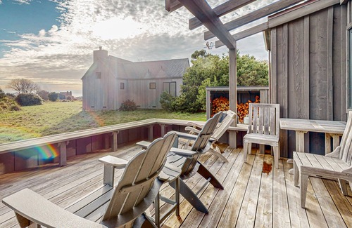 Sea Ranch House | Oceanview Home with Two Decks & Full Kitchen - Walk to Bluff Trail & Shared Pool