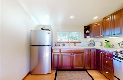 Elk Apartment | Oceanview studio near town and the beach with fireplace, full kitchen & deck