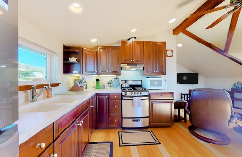 Elk Apartment | Oceanview studio near town and the beach with fireplace, full kitchen & deck
