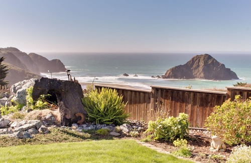Elk Apartment | Oceanview studio near town and the beach with fireplace, full kitchen & deck
