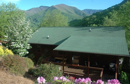 Maggie Valley Cabin | OCT. OPENINGS: with Mt. Views, Attached Garage, Flat Paved Parking, Pet Fee.