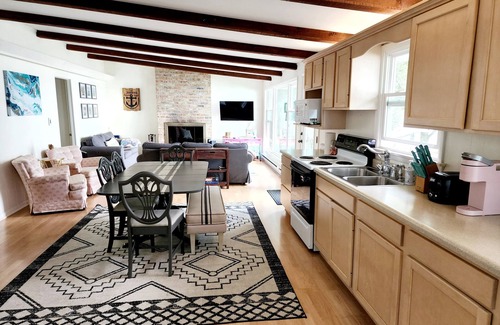 Oostburg Cottage | October Dates available!