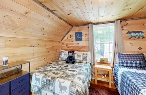 Bingham House | Off-Grid Cabin, 25 Acres, Firepit, Trails, Dogs Ok