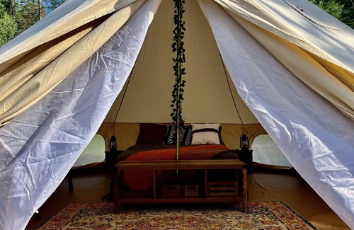 Sioux Narrows Nestor Falls House | Off Grid Glamping Tent with shared Hot tub, and Sauna!