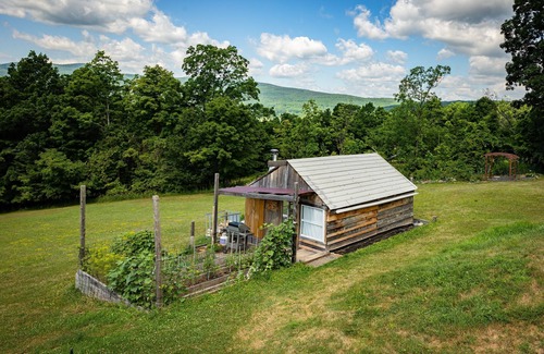 Town of Broome House | Off-Grid Glass Barn with Mountain View, Tub, Fan & Wi-fi