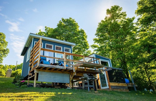 Town of Broome Cabin | Off-Grid Tiny Glamp with Mountain views, Outdoor Tub, Elevated Deck & Wi-Fi