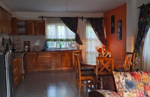 Jinja House | OFF GRID WiFi riverside 2 bed family cottage only 10km from Jinja sleeps 6