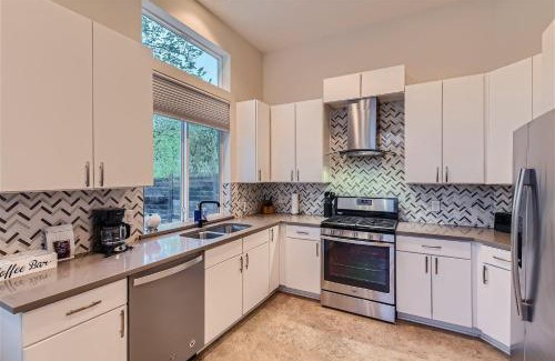 MLK House | Off the hook in Austin with Chic 2BR Retreat plus Firepit