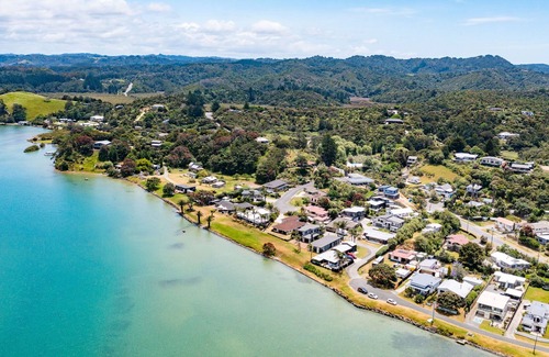 Ngunguru House | Offering a stylish Waterfront location, two properties combined!!