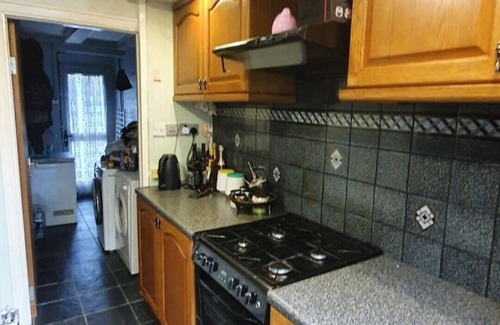 Fieldway House | offering cheerfull and spacious rooms through this 3 bedroom semi detached house