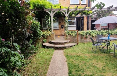 Fieldway House | offering cheerfull and spacious rooms through this 3 bedroom semi detached house