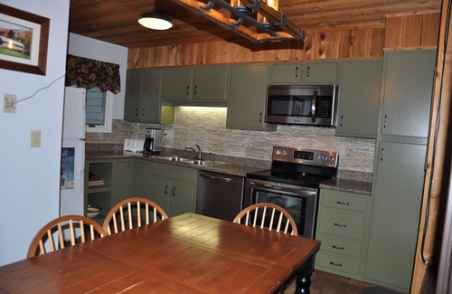 Ludlow Condo | OKEMO Trailside Ski Condo, Walk to Sachem Trail, Sleeps 8