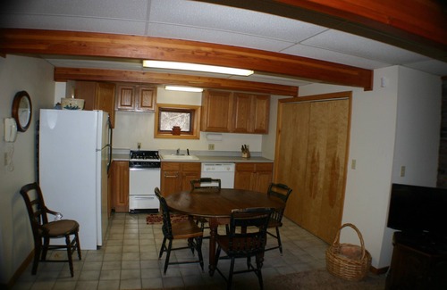 Ludlow House | OKEMO VACATION HOUSE, HOT TUB, CENTRAL AIR 6 Bdrm (2 K, 3 Q, 1 bunk), sleeps 14