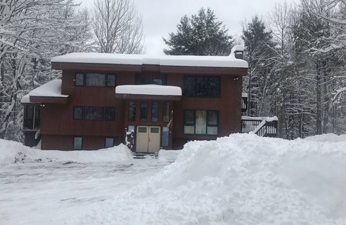 Ludlow House | OKEMO VACATION HOUSE, HOT TUB, CENTRAL AIR 6 Bdrm (2 K, 3 Q, 1 bunk), sleeps 14