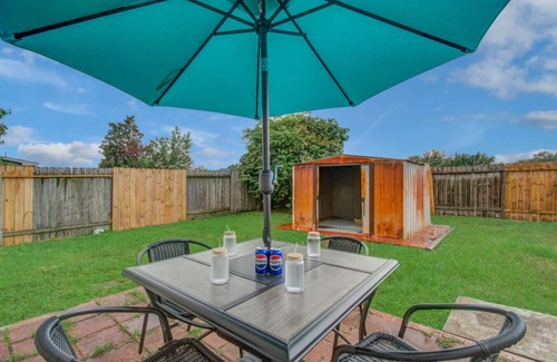Houston House | Oland -FUN Getaway: 4BR, King Suite, Arcade, 2 SmartTVs