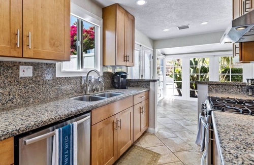 Warm Sands House | Old Blue Eyes – Palm Springs Home with Pool, Spa, Fire Pit & Privacy