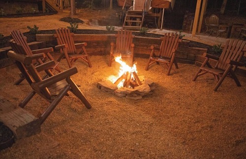 Benton Apartment | Old Copper Wagon | Wagon Glamping | Full Bath & AC
