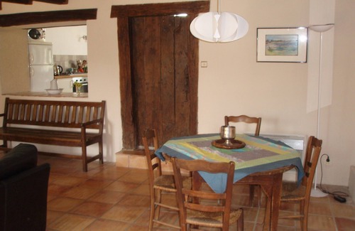 La Jaudonniere House | Old farmhouse renovated in a setting of meadows and forests.