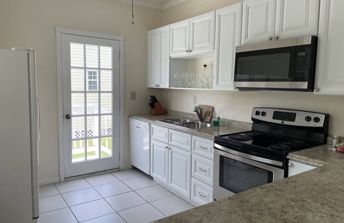 Cudjoe Key Cottage | Old Florida Style, Dockage, Swimming Pool (shared), just 20 miles from Key West