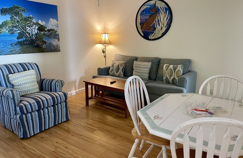 Cudjoe Key Cottage | Old Florida Style, Dockage, Swimming Pool (shared), just 20 miles from Key West