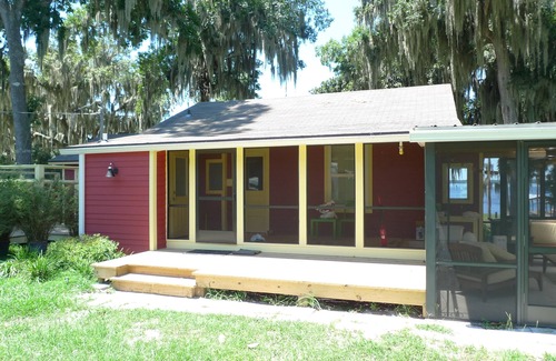Melrose Cottage | Old Florida Sunsets Delights at Lake House retreat with spectacular beach & dock