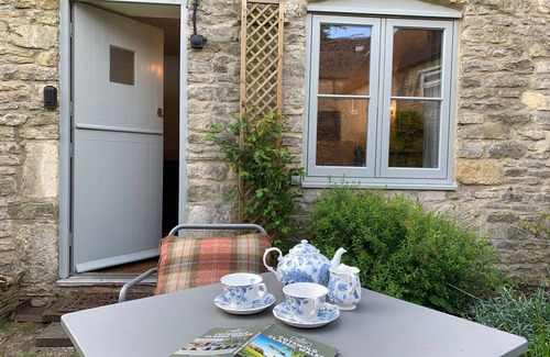 Stow-on-the-Wold Cottage | Old Forge Cottage, Cotswolds, dog friendly, off road parking, private garden.