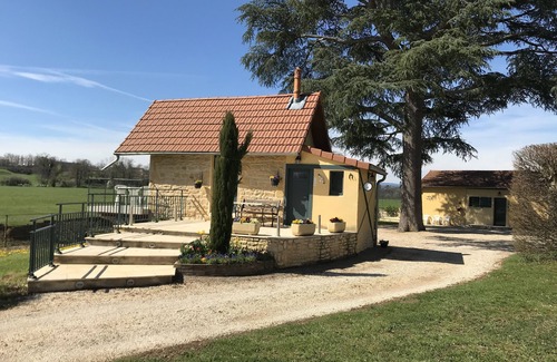Saint-Nizier-sous-Charlieu House | Old fisherman's cottage renovated on the banks of the river sure beautiful closed ground.