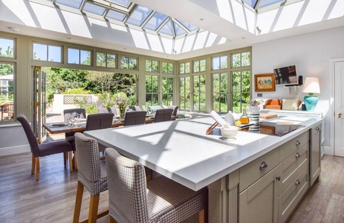 Chipping Norton House | Old Manse - sleeps 10 guests in 5 bedrooms