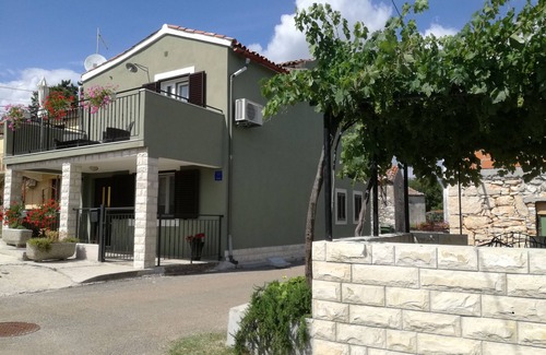 Topid House | Old renovated house with private swimming pool, romantic, quiet, family friendly