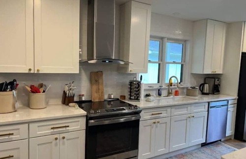 New Tazewell House | Old Southern - Lakefront - Dog friendly
