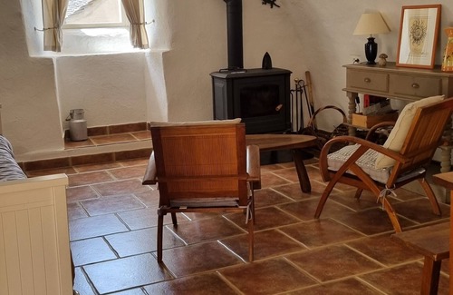Hures-la-Parade Cottage | Old stone sheepfold for 1 to 5 people in the center of the Causse Méjean